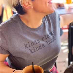 KINDA CLASSY GRAPHIC TEE IN ASPHALT